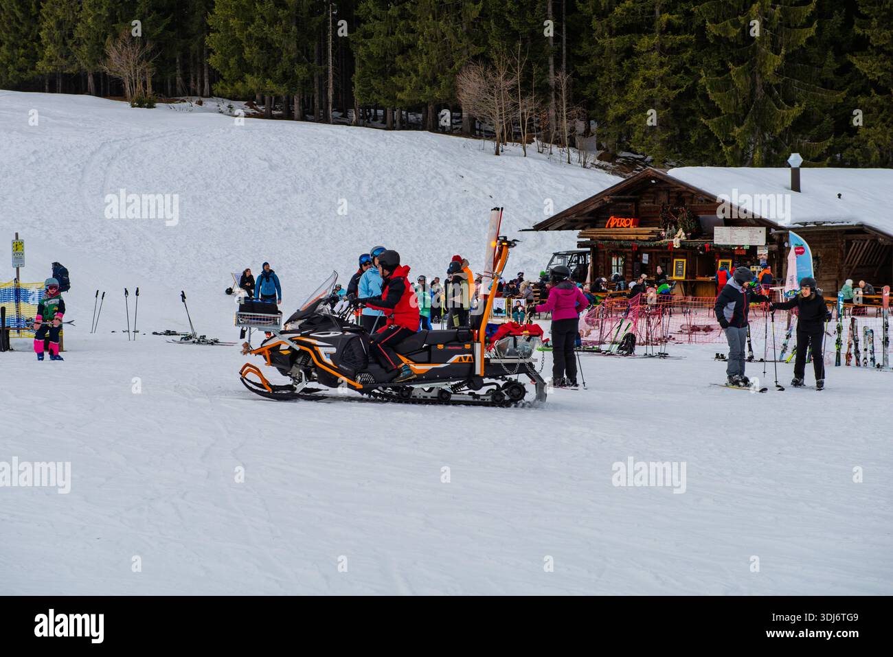 REIT im Winkl, Deutschland - 25. Januar 2026: Ein Schneemobil fährt eine Piste in einem Skigebiet hinauf Stockfoto