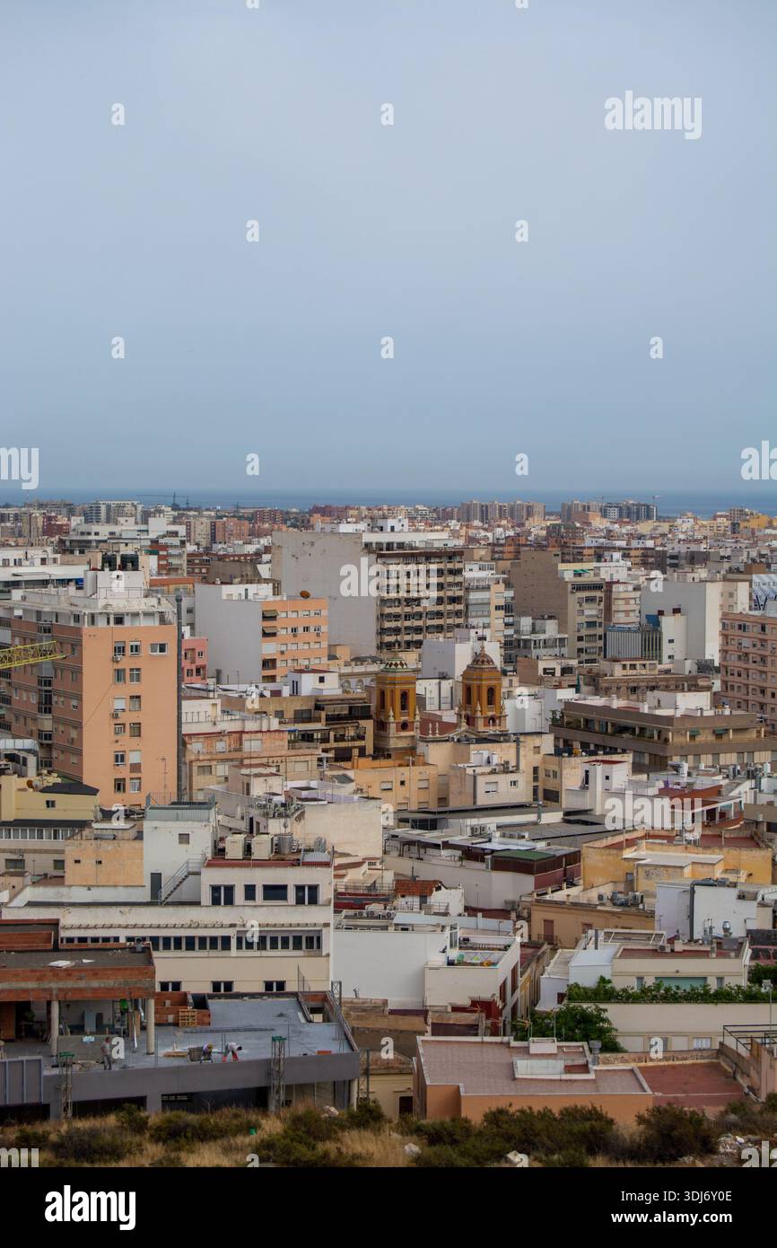 Luftaufnahme eines dicht besiedelten Stadtgebietes mit vielfältiger Architektur. Stockfoto