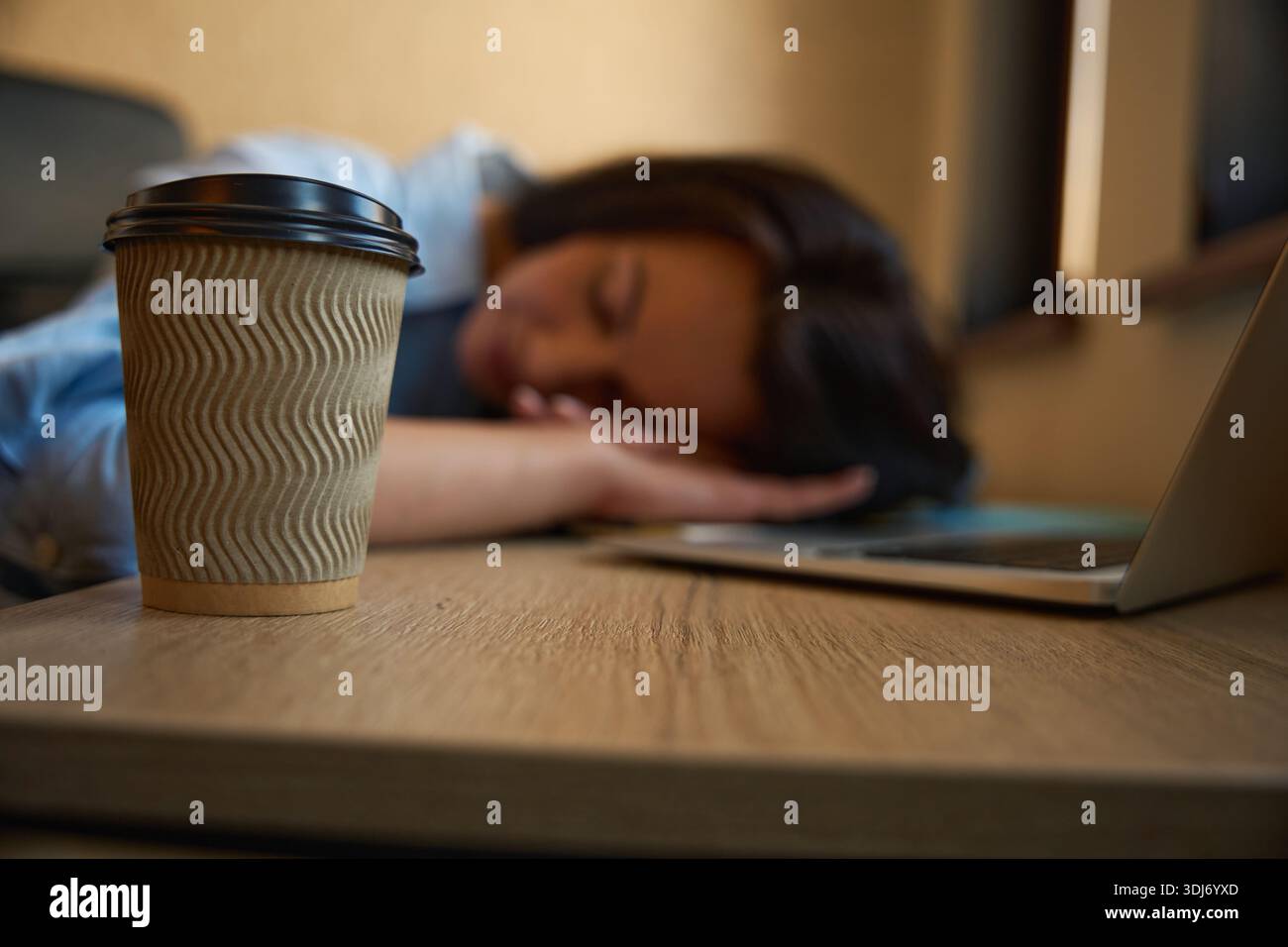 Die Frau ist am Laptop eingeschlafen Stockfoto