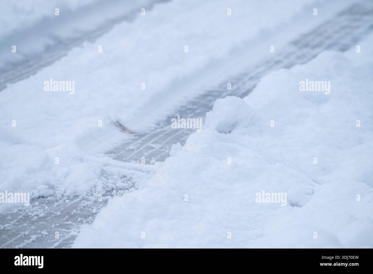 Textur der Profilmarkierungen im Winter das Konzept des Fahrens Stockfoto