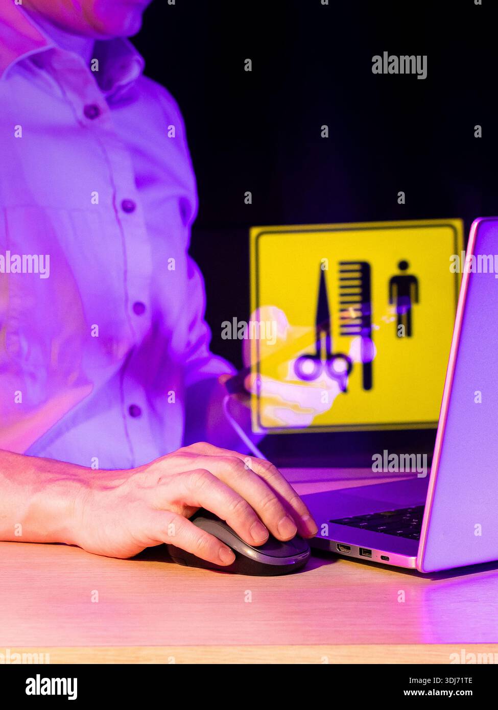 Nahaufnahme des Arms mit Computermaus, transparentes Überziehen des gelben Schilds mit Schere, Kamm und männlicher Figur. Stockfoto