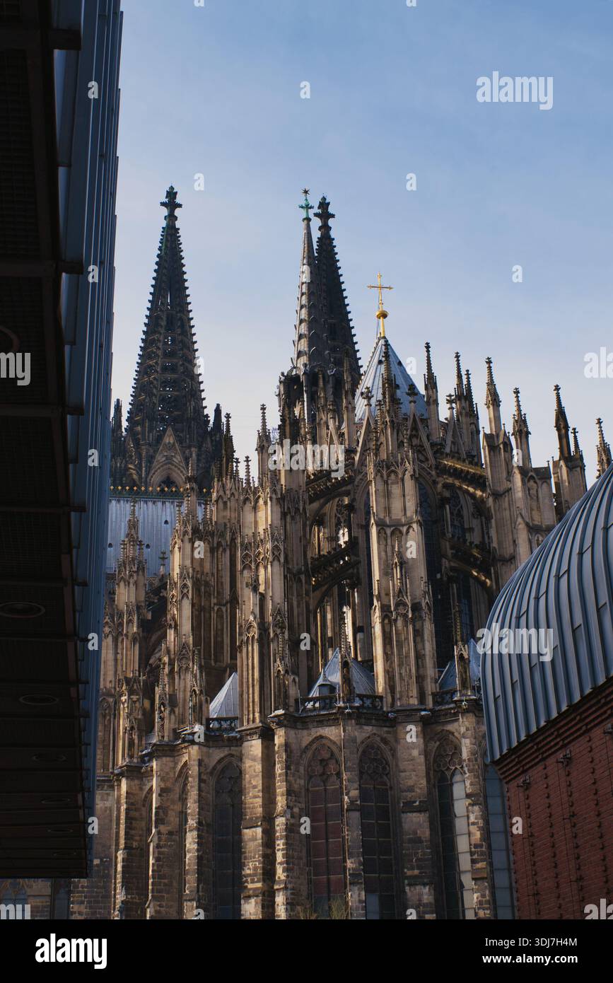 Kölner Dom gotische Türme, die sich über der modernen Stadtarchitektur in Deutschland erheben Stockfoto