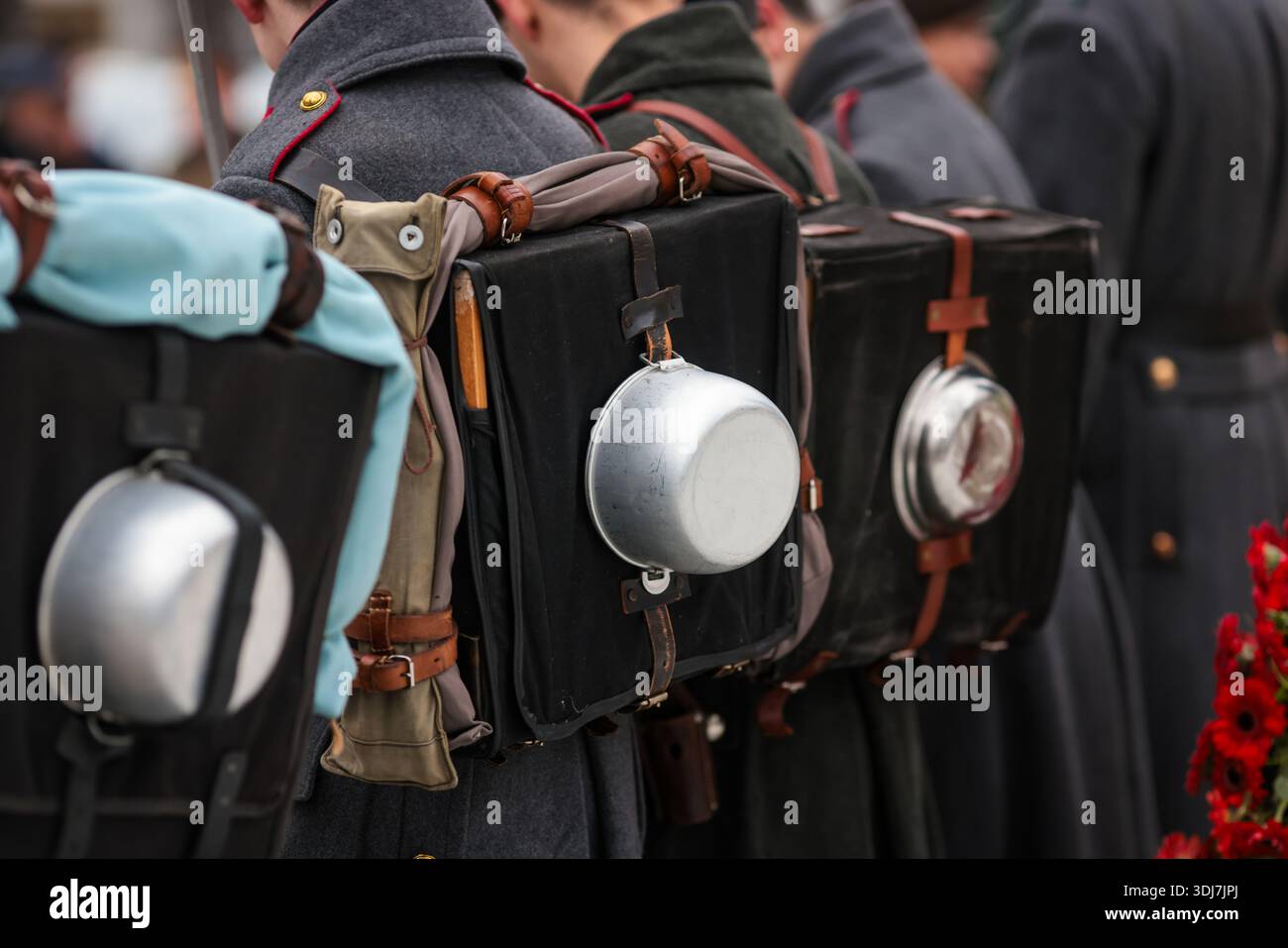 Die jungen Reenactoren tragen Uniformen von Soldaten aus verschiedenen Epochen der rumänischen Geschichte. Stockfoto