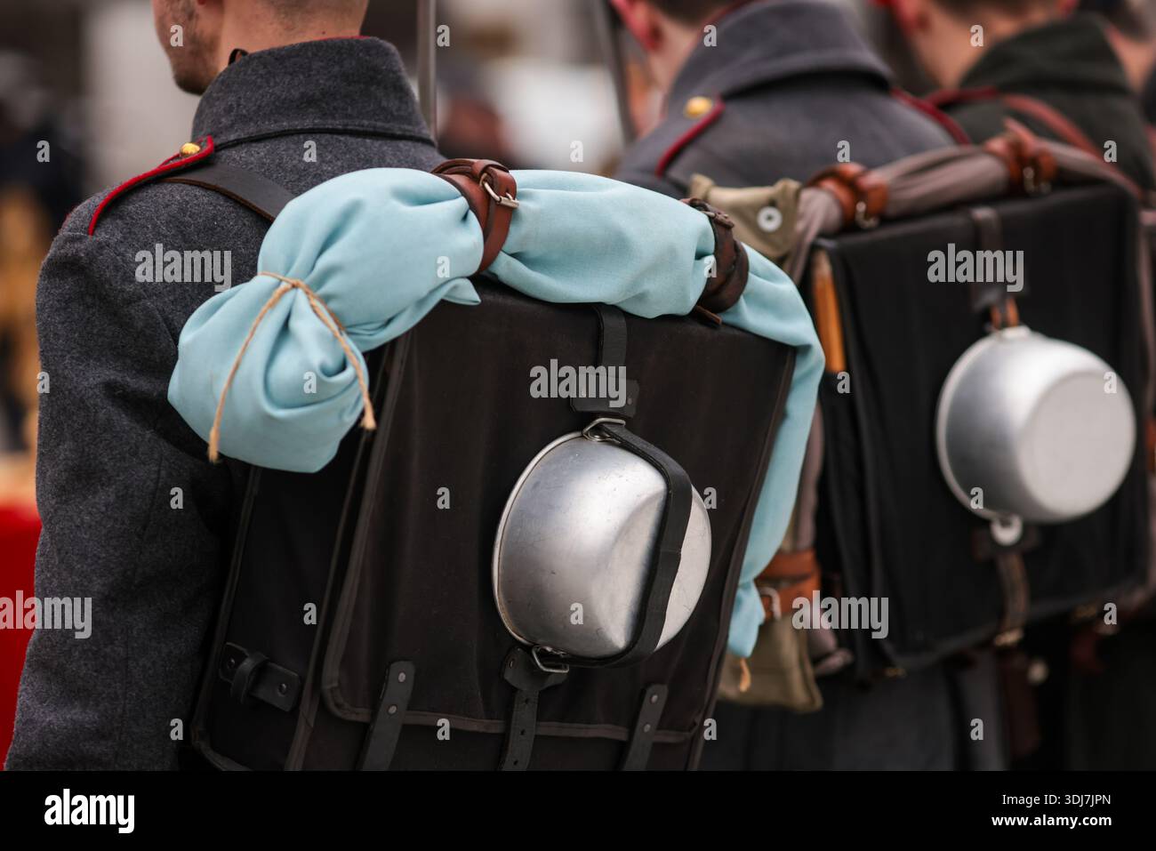Die jungen Reenactoren tragen Uniformen von Soldaten aus verschiedenen Epochen der rumänischen Geschichte. Stockfoto