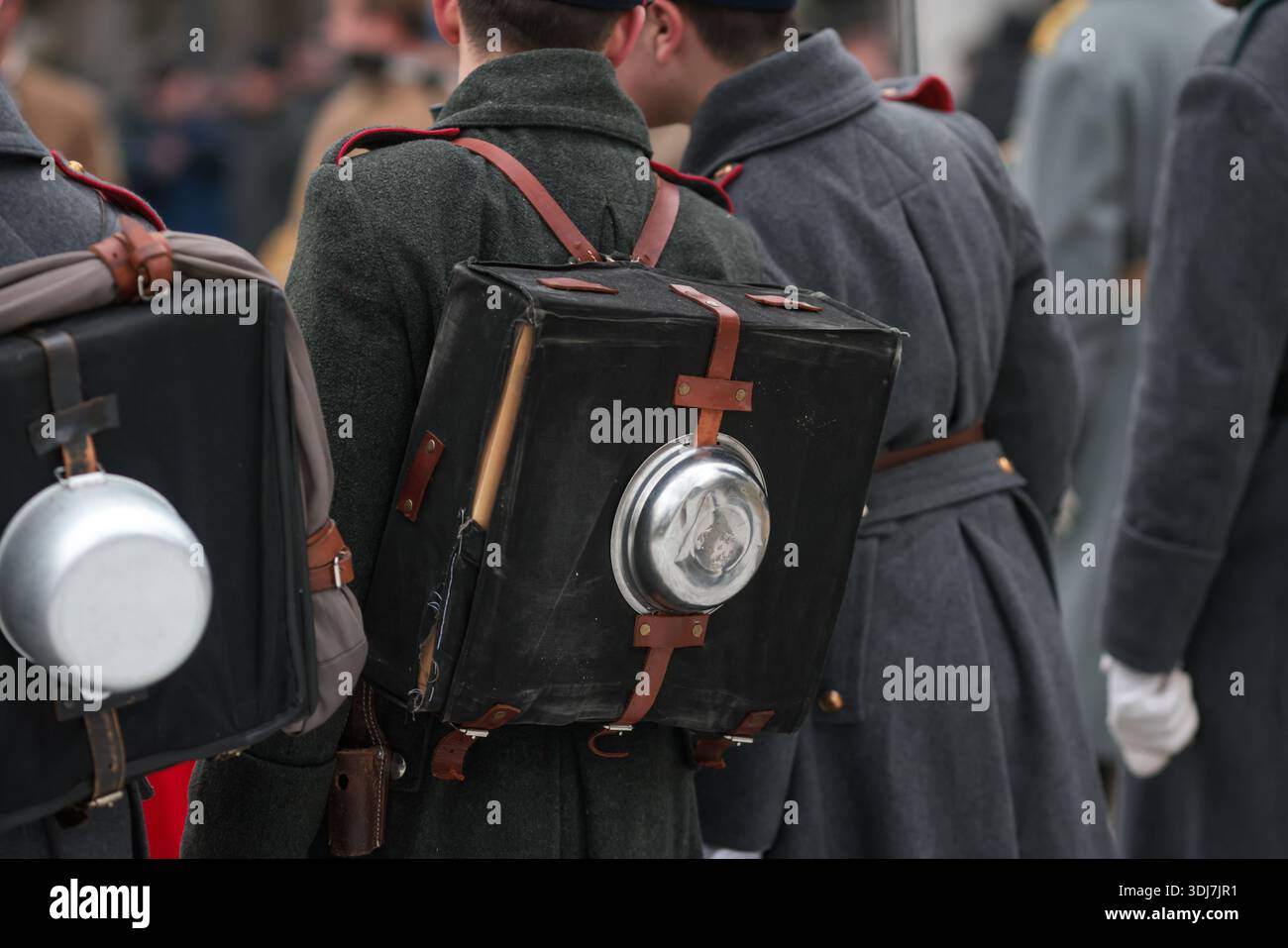 Die jungen Reenactoren tragen Uniformen von Soldaten aus verschiedenen Epochen der rumänischen Geschichte. Stockfoto