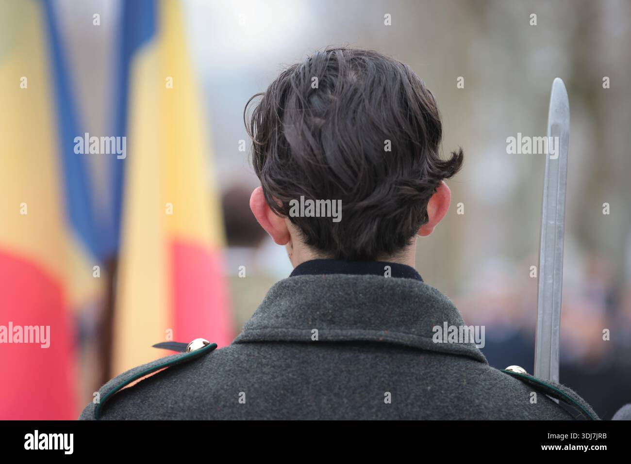 Die jungen Reenactoren tragen Uniformen von Soldaten aus verschiedenen Epochen der rumänischen Geschichte. Stockfoto