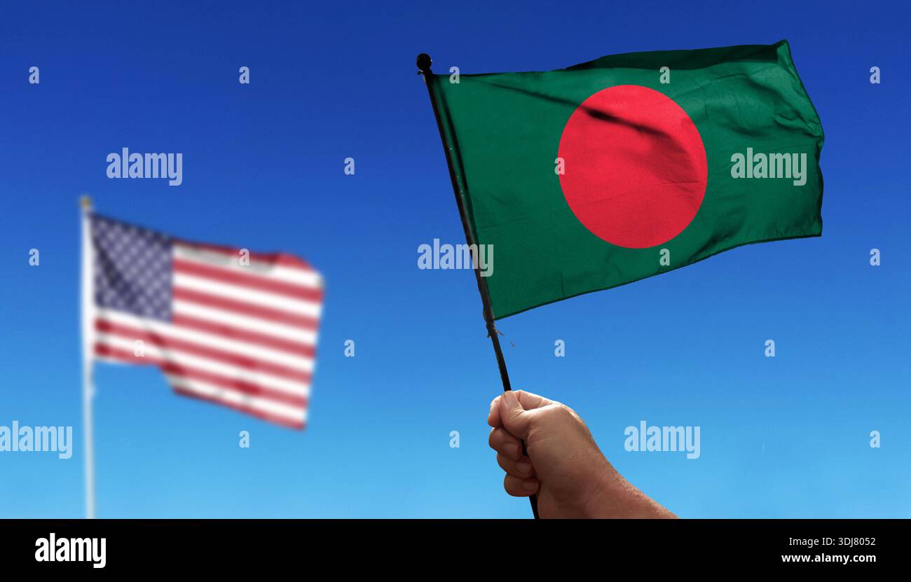 Bangladesch-Flagge winkt unter Wolken. Fliegen Sie in den Himmel. Foto einer amerikanischen Flagge mit absichtlich verschwommenem Hintergrund Stockfoto