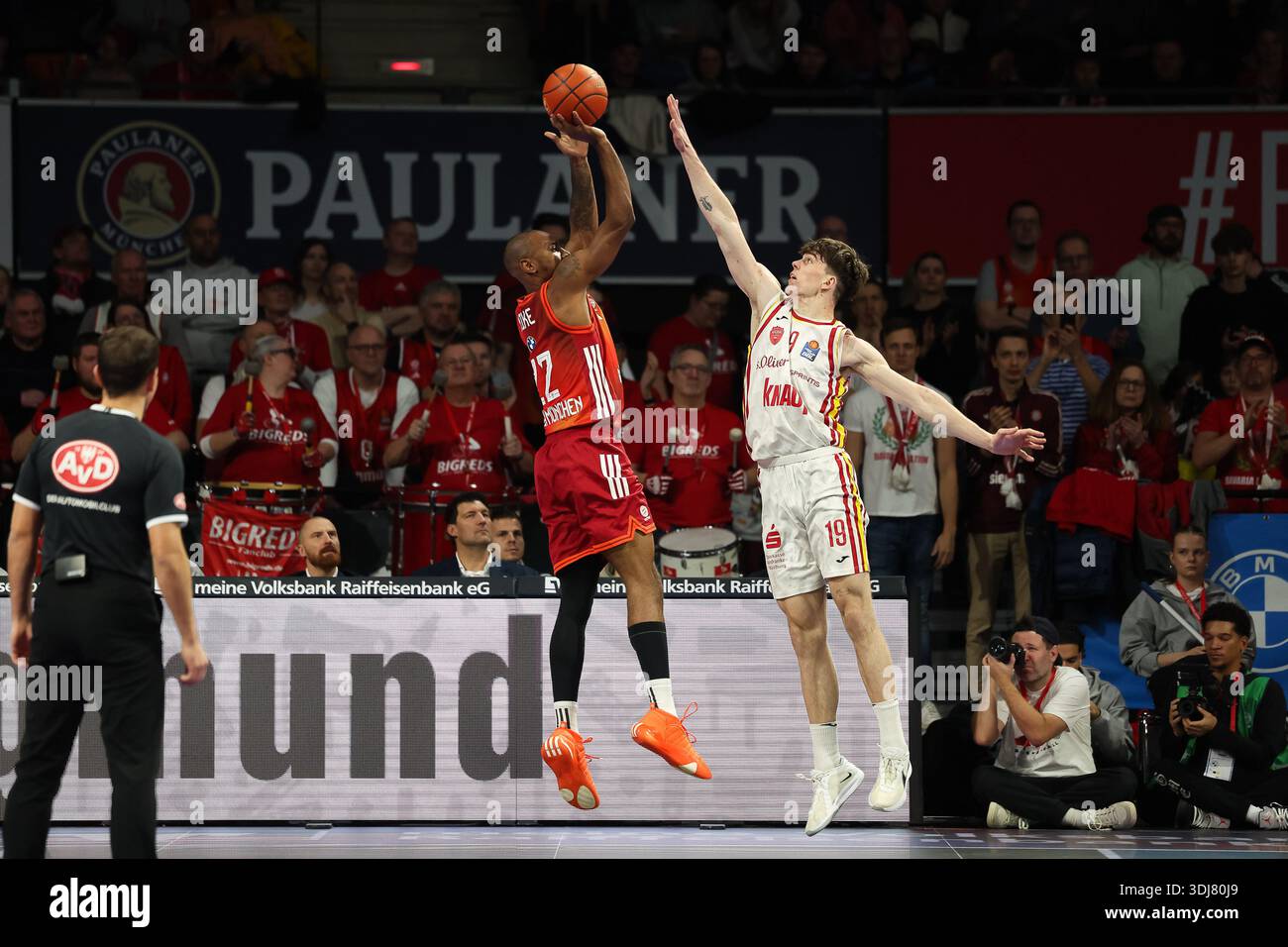 Isiaha Mike (FC Bayern Basketball, #22) mit Christian Skaladanowski (Fitness First Würzburg Baskets, #19), GER, FC Bayern Basketball vs. Fitness First Würzburg Baskets, Basketball, easycredit Basketball Bundesliga, 17. Spieltag, Saison 20 Stockfoto
