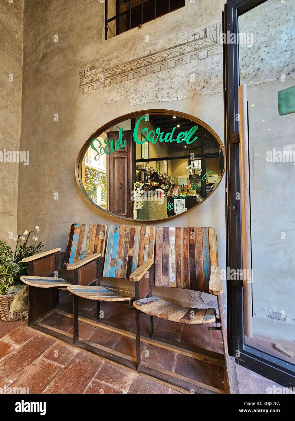 Das Secret Garden Restaurant und Taverne in Treviso bietet einen charmanten Innenhof mit rustikaler italienischer Atmosphäre, intimer Außenterrasse und einem Stockfoto