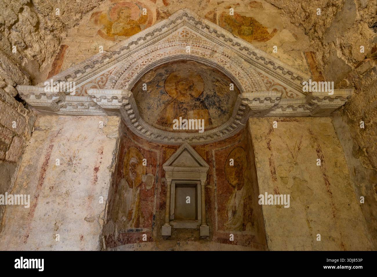 Frühmittelalterliche Fresken und kleiner Altar mit christlichen religiösen Kunstelementen Stockfoto