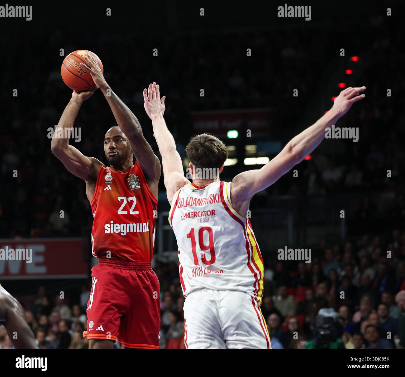 Isiaha Mike (FC Bayern Basketball, #22) mit Christian Skaladanowski (Fitness First Würzburg Baskets, #19), GER, FC Bayern Basketball vs. Fitness First Würzburg Baskets, Basketball, easycredit Basketball Bundesliga, 17. Spieltag, Saison 20 Stockfoto