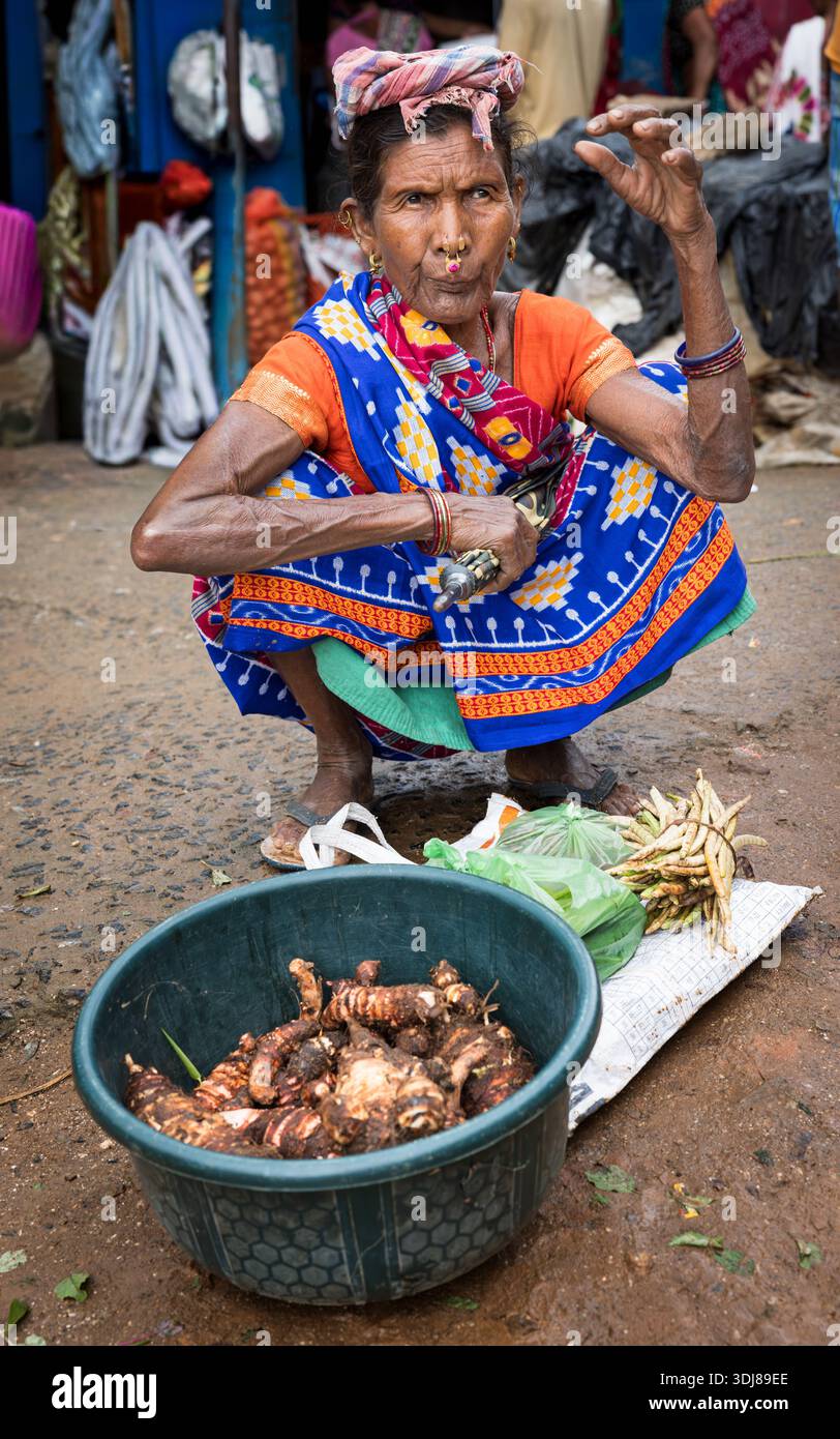 Ältere indische Frau verkauft Gemüse wöchentlich im ländlichen Odisha, Indien Stockfoto