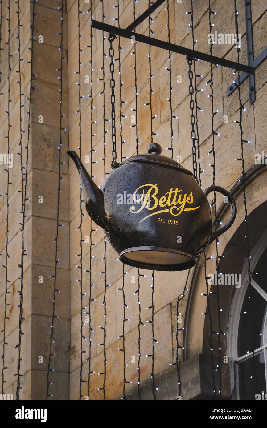 YORK, GROSSBRITANNIEN - 5. DEZEMBER 2025. Das Schild und die Teekanne mit dem Betty's of Harrogate Tea Room und dem Café-Schild vor dem Castle Howard sind Chri Stockfoto