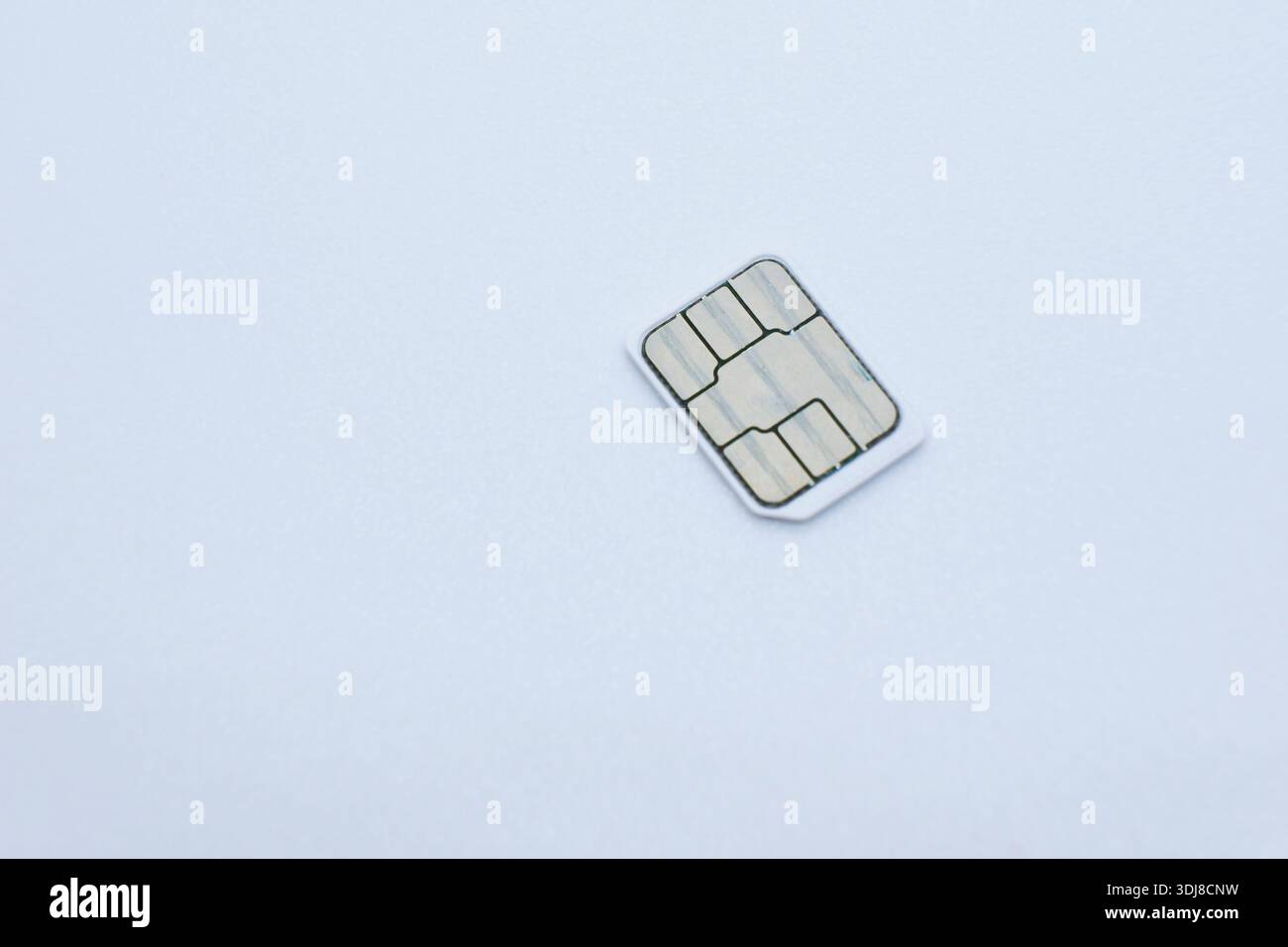 Nahaufnahme des SIM-Kartenchips isoliert auf weißem Hintergrund mit Kopierraum. Konzept der Mobilkommunikation, Telekommunikation, Datensicherheit, Smartphone-Technologie Stockfoto