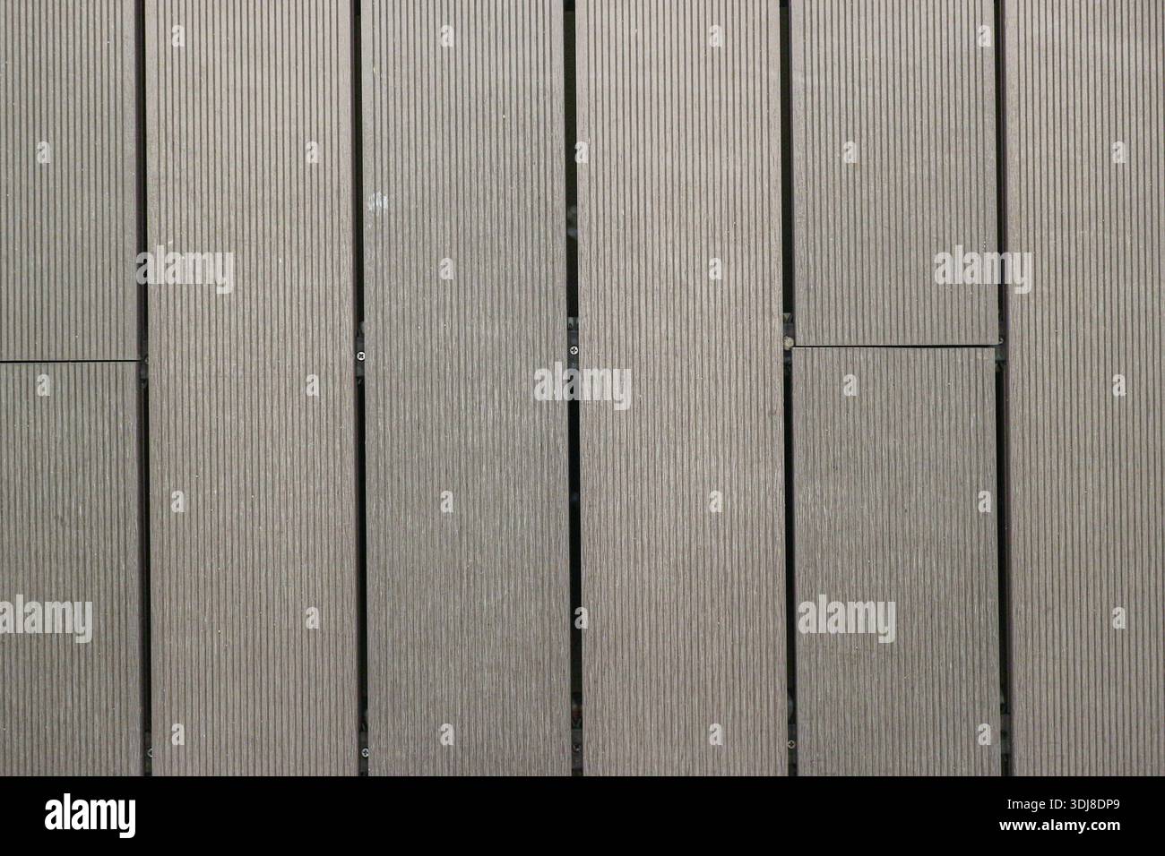 Neutrale graue vertikale Holzdielen. Rohholzstruktur für minimalistischen industriellen Hintergrund, Innenarchitektur und professionelle architektonische Nutzung. Stockfoto