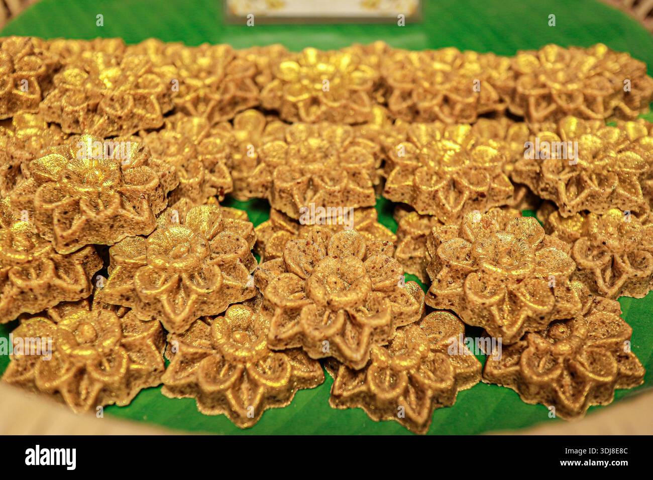 Goldener Thong Noppakhun-Kekse. Traditionelles thailändisches Mungbohnen-Mehl-Dessert für festliches Marketing und luxuriöse asiatische Lebensmittel-Editorial-Projekte. Stockfoto