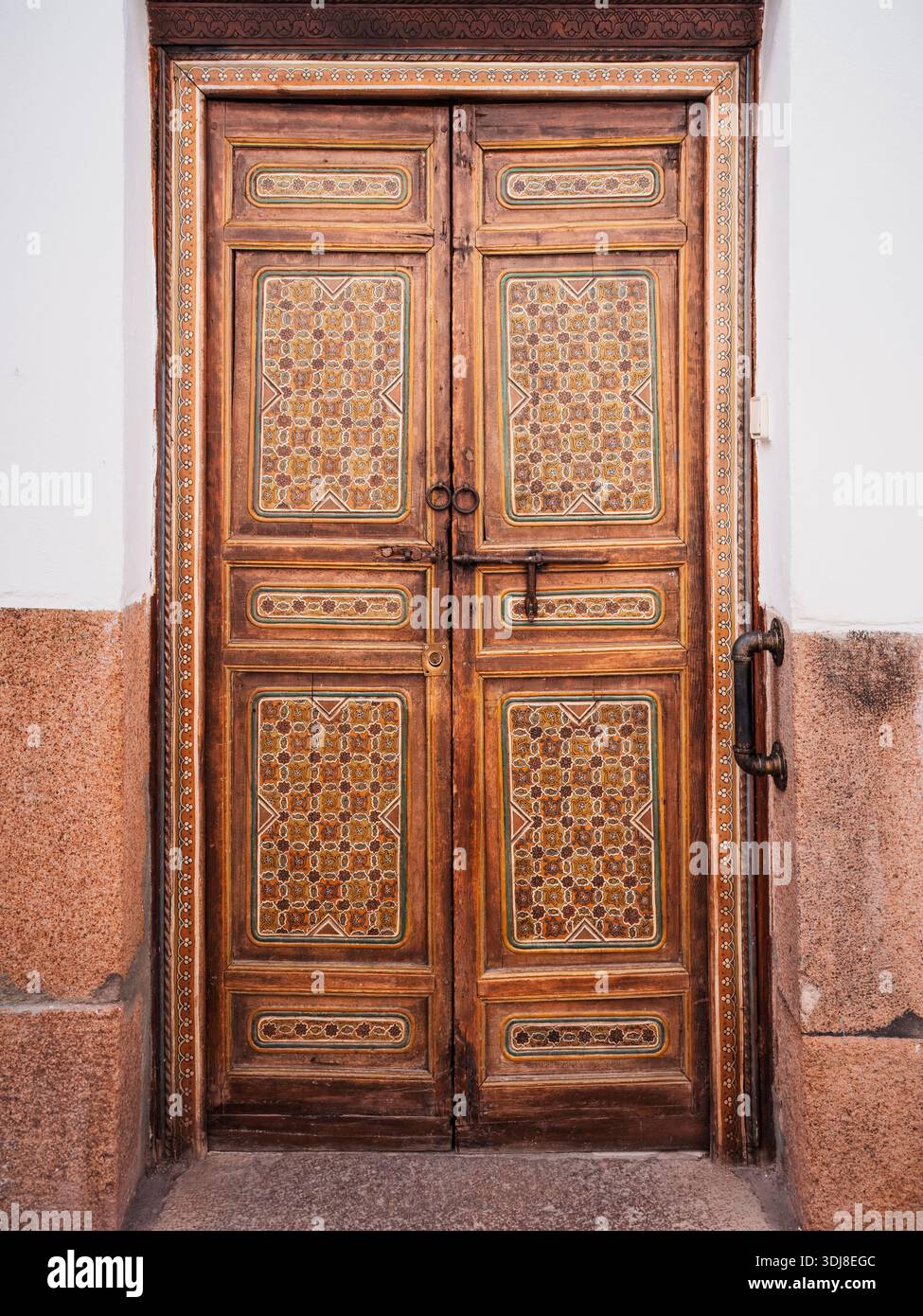 Symmetrie und Seele: Maurische Echos in einem spanischen Türrahmen (Cordoba, Spanien: 11. September 2022) Stockfoto