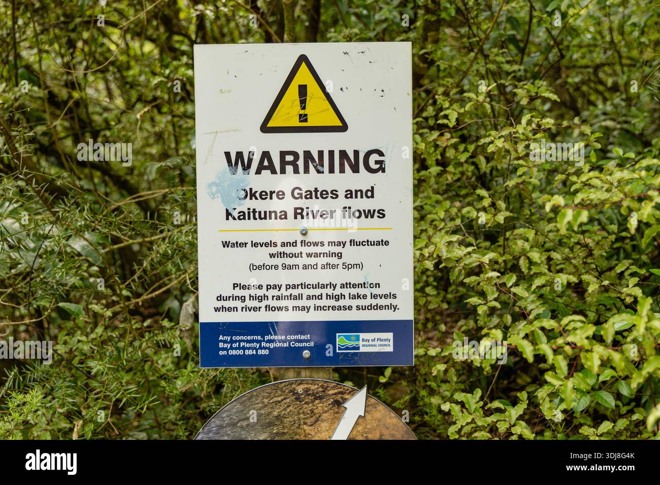 Warnung Okere Gates Kaituna River Fließt Waldschild Stockfoto
