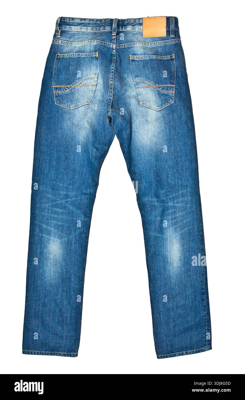 Blaue Jeans aus Denim mit Gesäßtaschen und Lederaufnäher auf transparentem Hintergrund Stockfoto