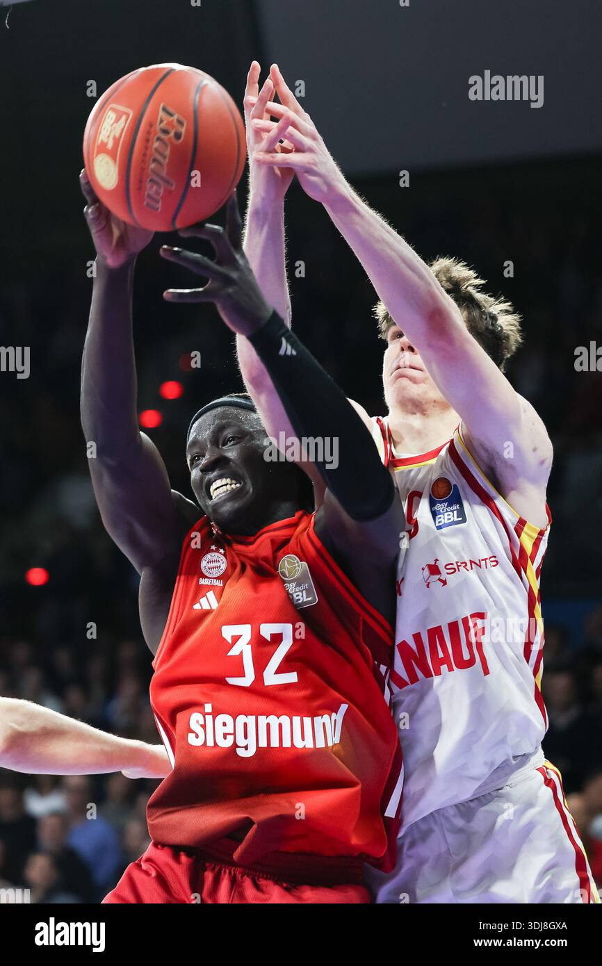 Wenyen Gabriel (FC Bayern Basketball, #32) mit Christian Skaladanowski (Fitness First Würzburg Baskets, #19), GER, FC Bayern Basketball vs. Fitness First Würzburg Baskets, Basketball, easycredit Basketball Bundesliga, 17. Spieltag, Saison Stockfoto