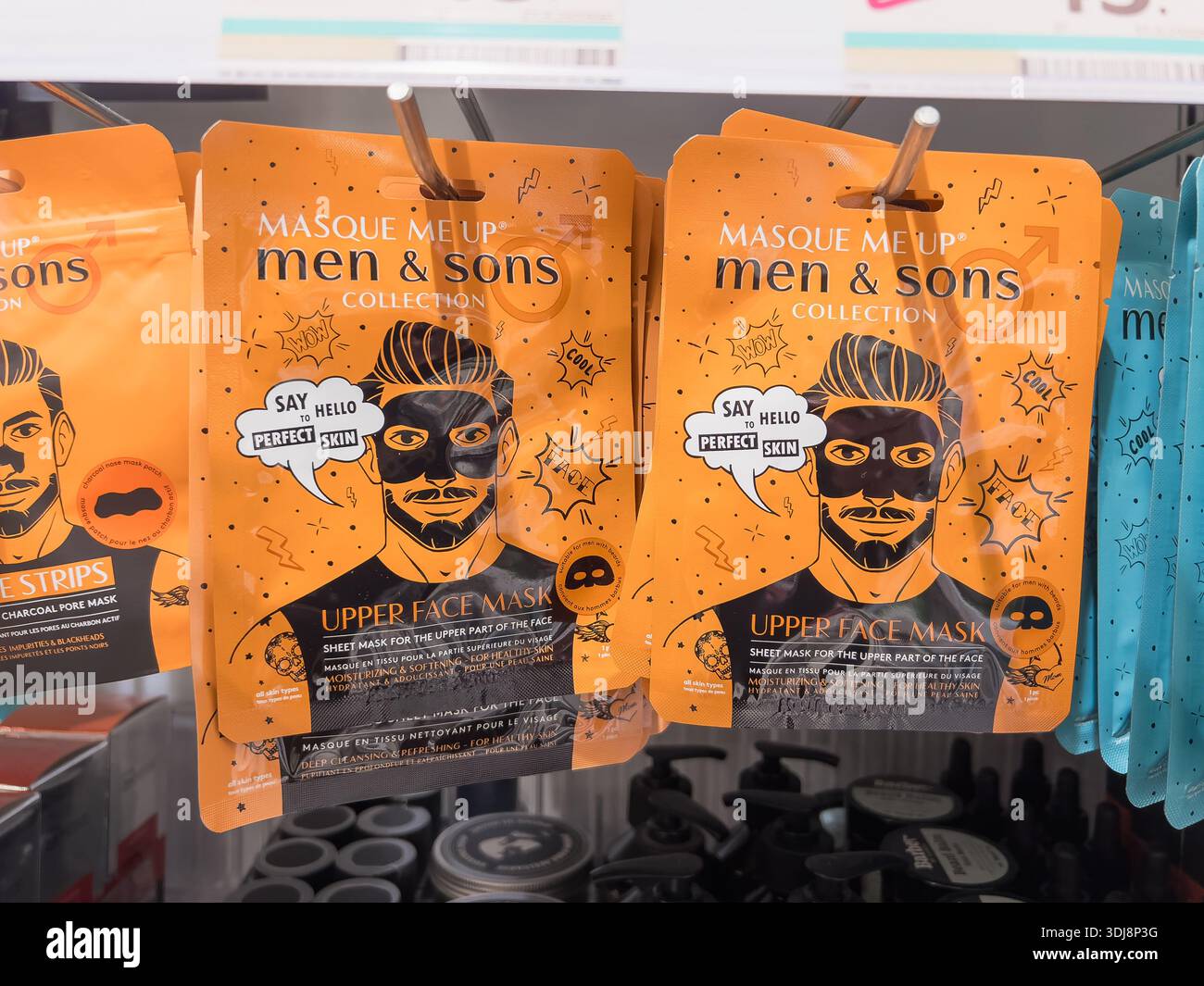 Karlstad, Schweden - 19. Oktober 2025: Verpackung der oberen Gesichtsmaske aus der Men & Sons Kollektion mit leuchtendem orangefarbenem Design im Verkaufsregal mit Skinc Stockfoto