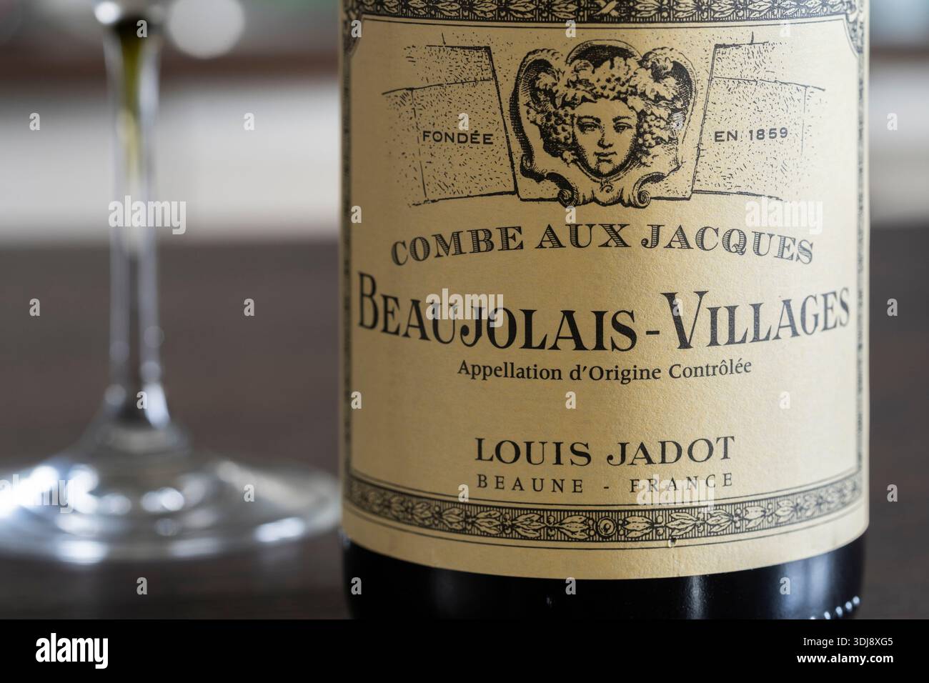 Louis Jadot Beaujolais-Villages ist ein beliebter, hochwertiger und zugänglicher französischer Rotwein (100% Gamay-Traube) aus dem südlichen Burgund Stockfoto