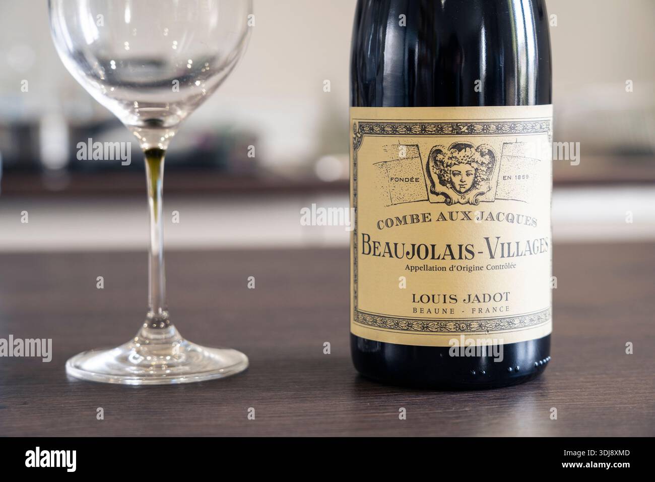 Louis Jadot Beaujolais-Villages ist ein beliebter, hochwertiger und zugänglicher französischer Rotwein (100% Gamay-Traube) aus dem südlichen Burgund Stockfoto