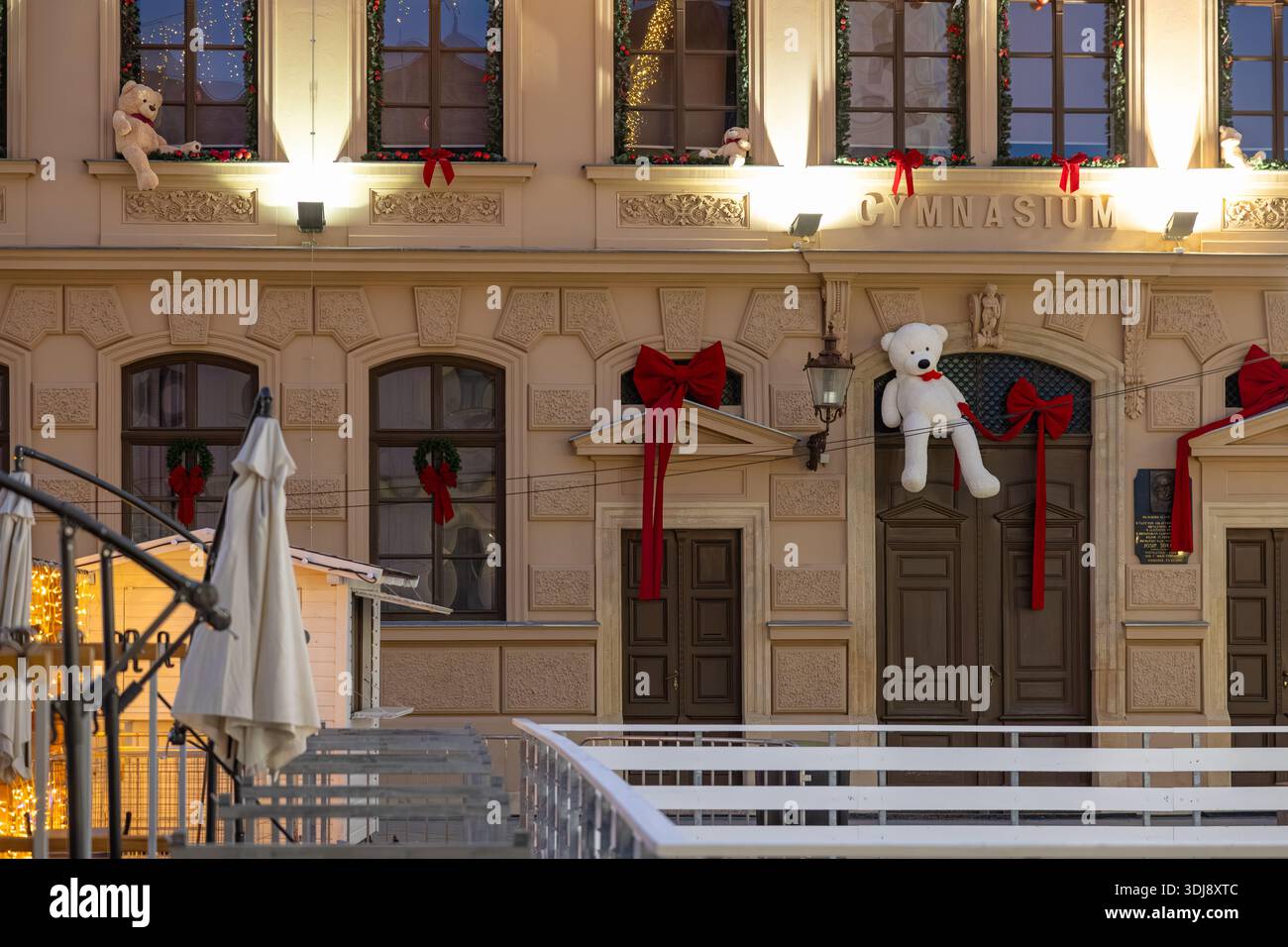 VINKOVCI, KROATIEN, 12.27.2025: Die festliche Fassade des Fitnessraums mit roten Bögen, Teddybären und funkelnden Lichtern sorgt für einen warmen, familienfreundlichen Urlaub Stockfoto
