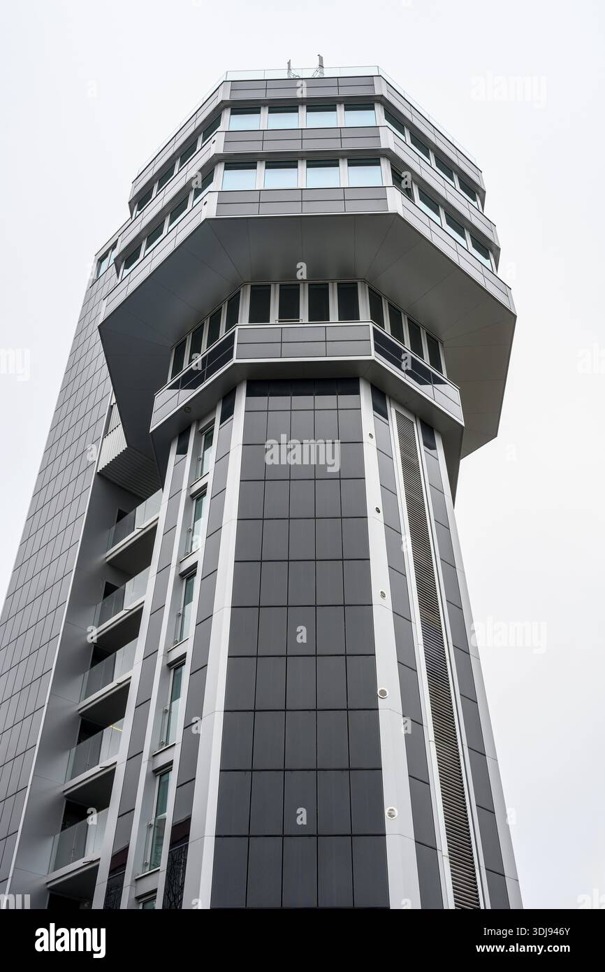 Moderne Architektur, geometrische Linien, ehemaliger Wasserturm der Molkerei Radolfzell, seit 2017 zum Hotel Aqua-Turm umgebaut. Die Tanne der Welt Stockfoto
