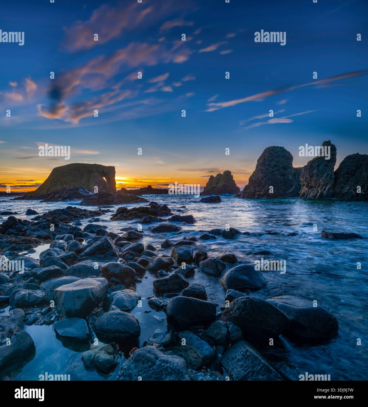 Sonnenuntergang am Elephant Rock in Ballintoy, County Antrim, Nordirland Stockfoto