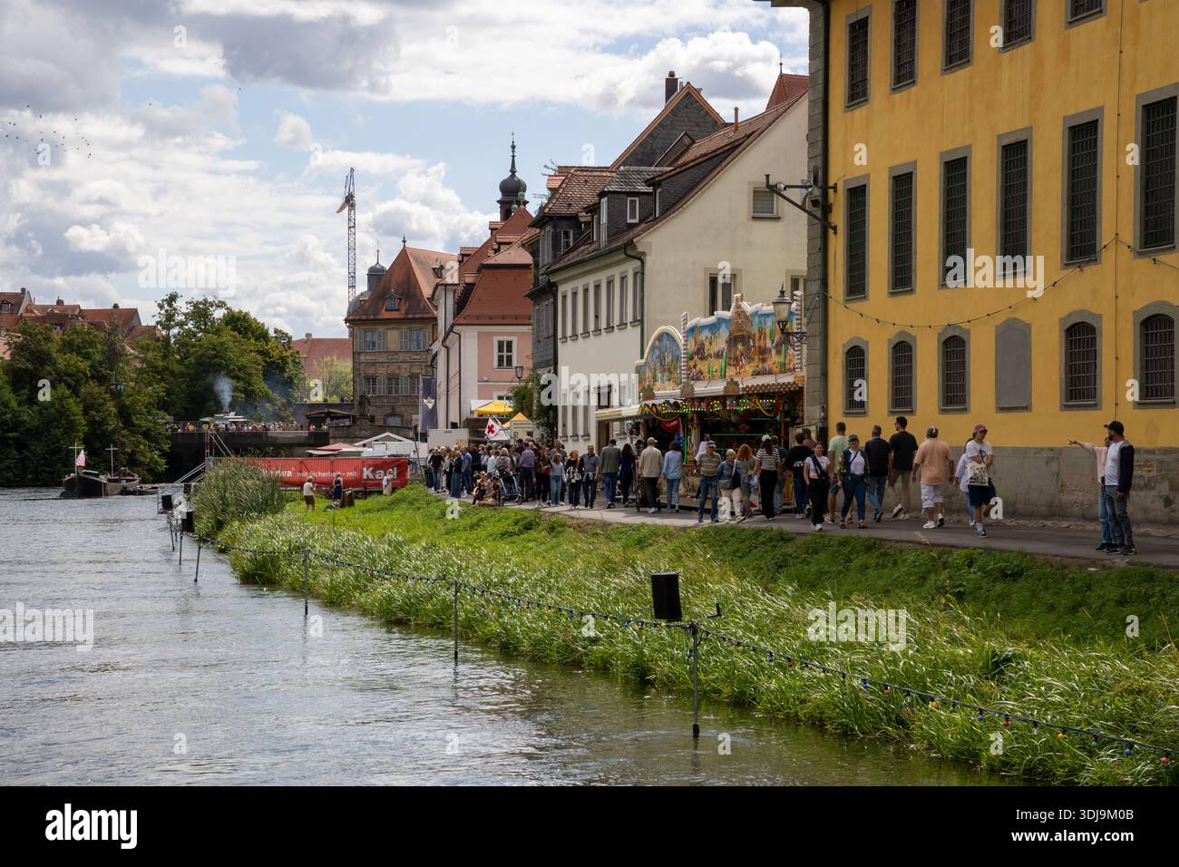 Historische Altstadt von Bamberg, Bayern, Deutschland, UNESCO-Weltkulturerbe, Flusslandschaft und traditionelles Sandkerwa-Festival Stockfoto