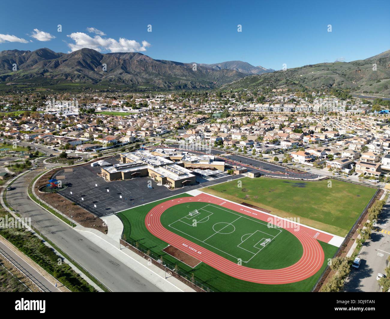 Aus der Vogelperspektive auf die Rio Vista Elementary School und das Viertel Bridges in Fillmore, Kalifornien Stockfoto