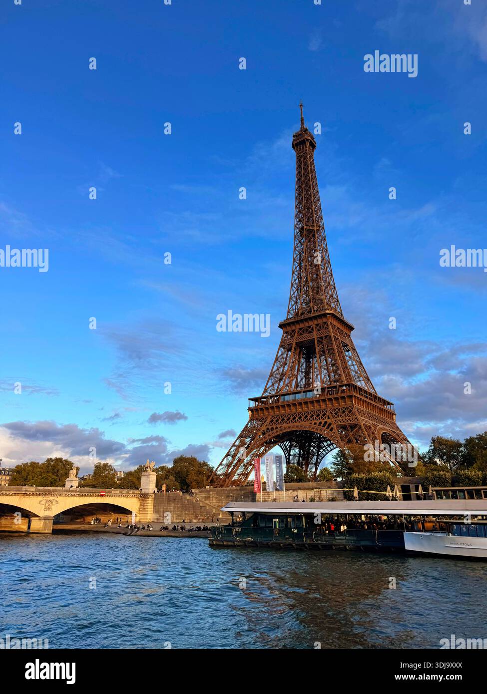Eiffelturm von der seine, Paris, Frankreich Stockfoto