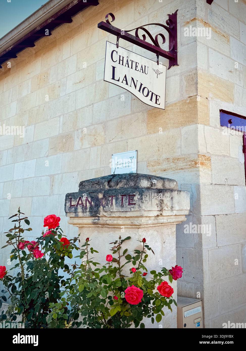 Château Laniote Sign and Roses; Saint-Emilion, Frankreich; Familienweingut mit mehreren Generationen Stockfoto