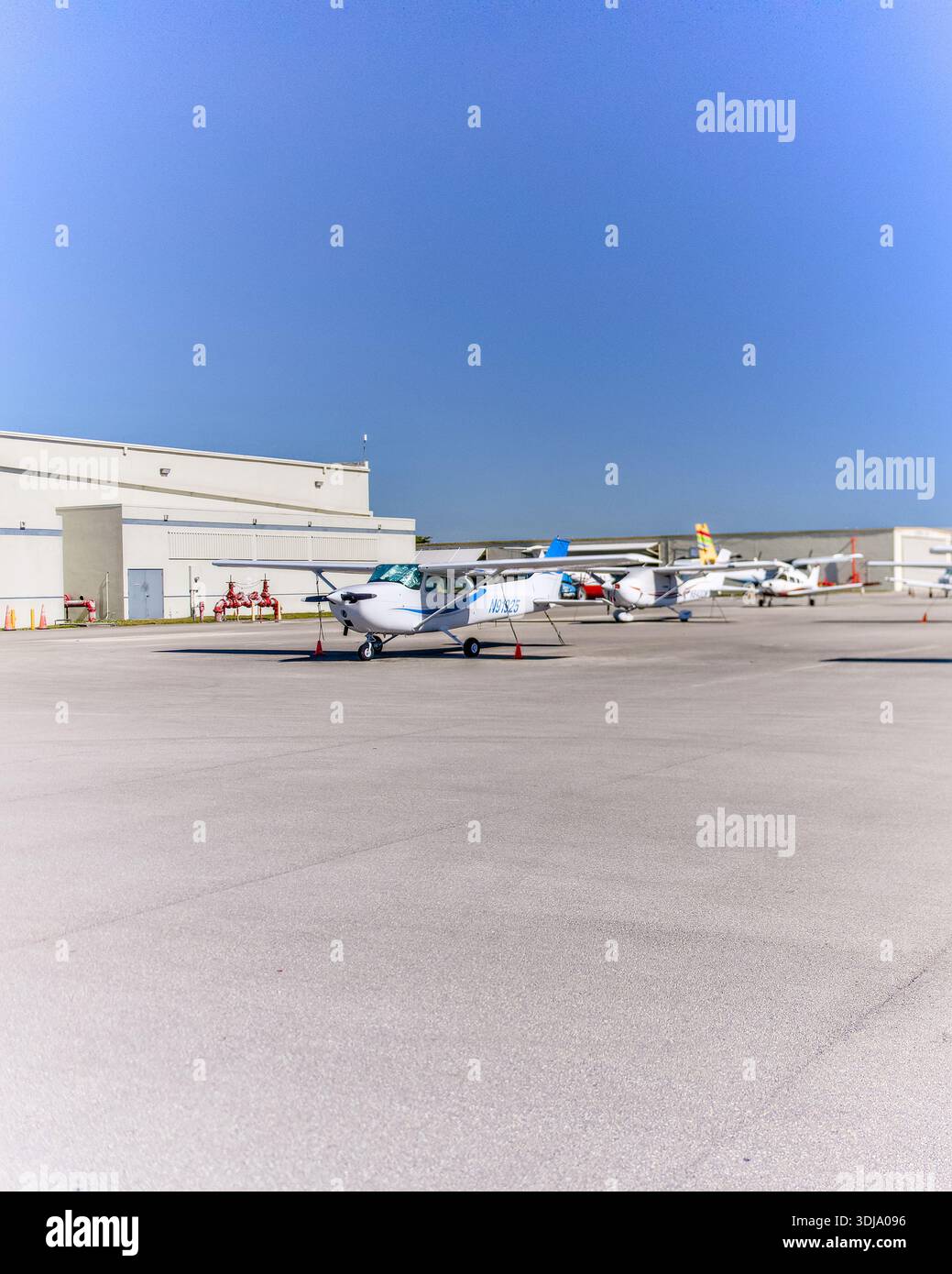 Flugzeuge der ATP Flight School parkten im Dezember 31 2025 in Miami Stockfoto