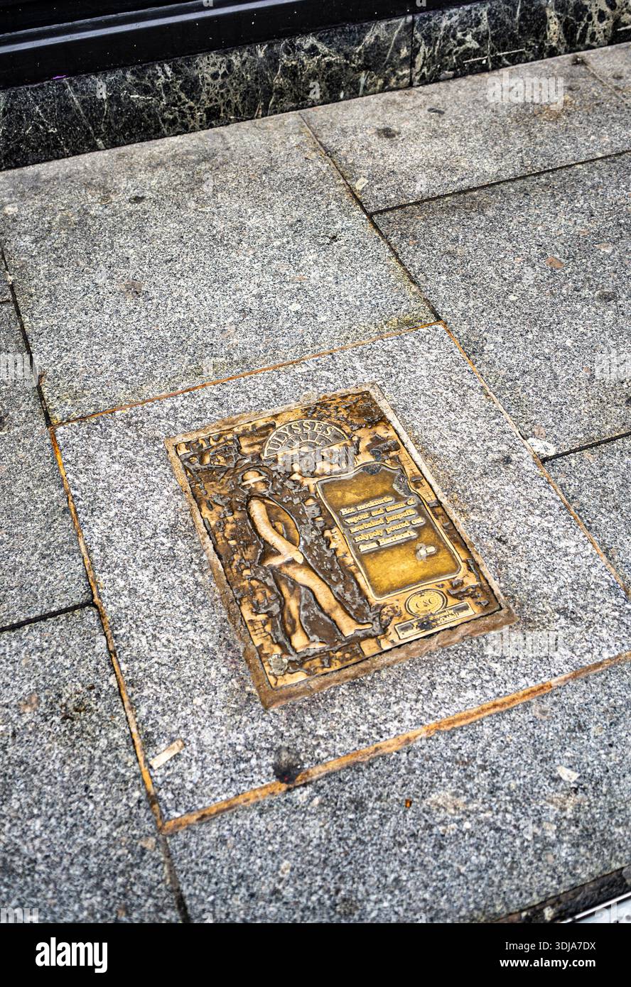 Bronzetafel, die James Joyces Ulysses gewidmet ist, befindet sich auf dem Bürgersteig der Westmoreland Street in Dublin, Irland Stockfoto
