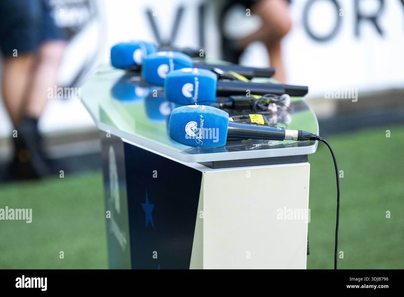 MELBOURNE, AUSTRALIEN - 26. JANUAR: Das Paramount plus Mikrofon vor einem A-League-Spiel zwischen Melbourne Victory und Sydney FC im AAMI Park Stadium am 26. Januar 2026 in Melbourne, Australien. (Foto: Paul Byars / Alamy Live News) Stockfoto