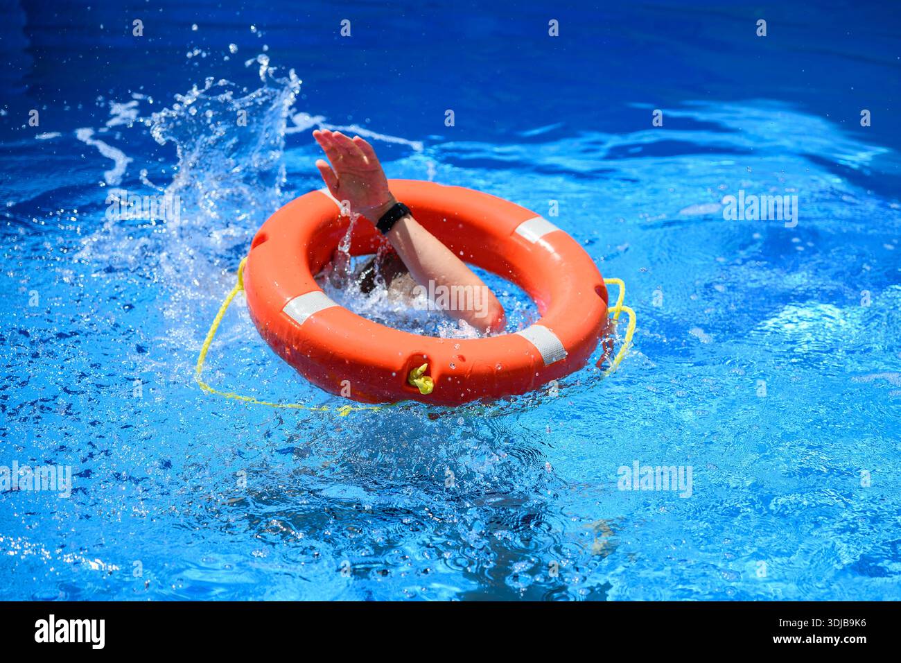 Wasserrettungspraxis, Rollenspiel-Notfall-Wasserrettung im Pool und simulieren der Rettung mit Rettungsschwimmer unter Aufsicht des Ausbilders. Traini Stockfoto