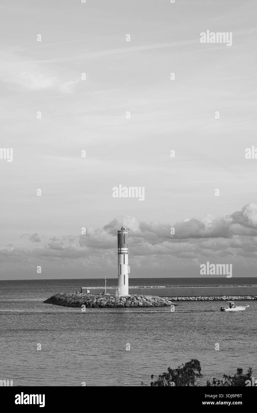 Ein malerischer Blick auf den berühmten Leuchtturm (Le Phare) in Antibes, Frankreich, der sich an einem Steinbruch an einem ruhigen Abend oder Morgen befindet. Highlights Stockfoto