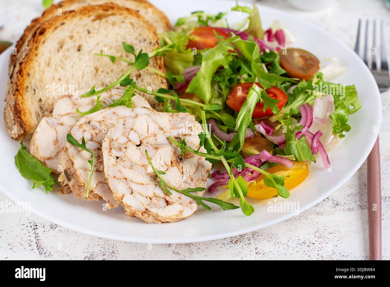 Hühnchen-Hackbraten und frischer Salat und Toast. Gesundes Mittag- oder Abendessen. Stockfoto