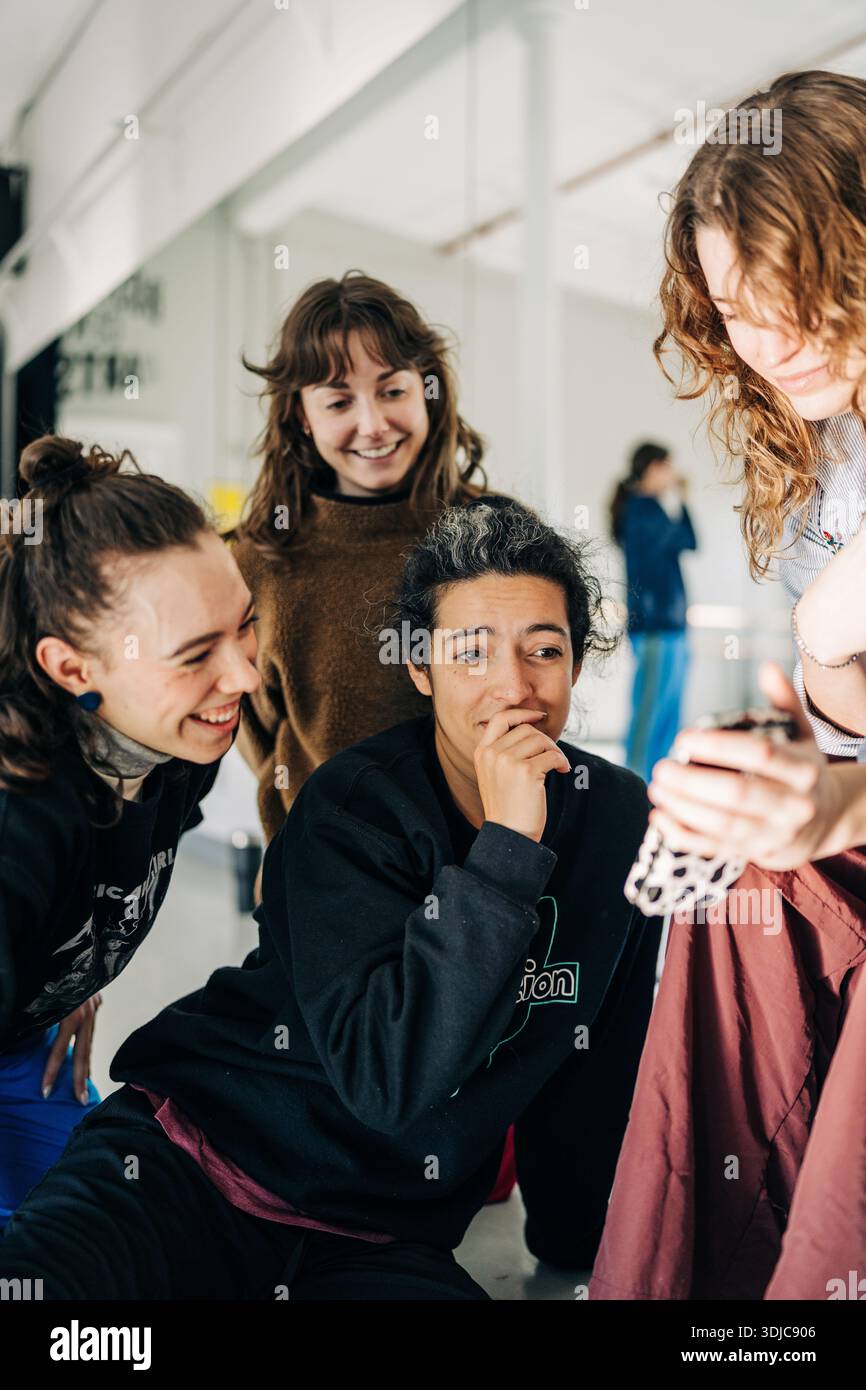 Junge Freundinnen teilen Inhalte auf dem Smartphone lachen Stockfoto