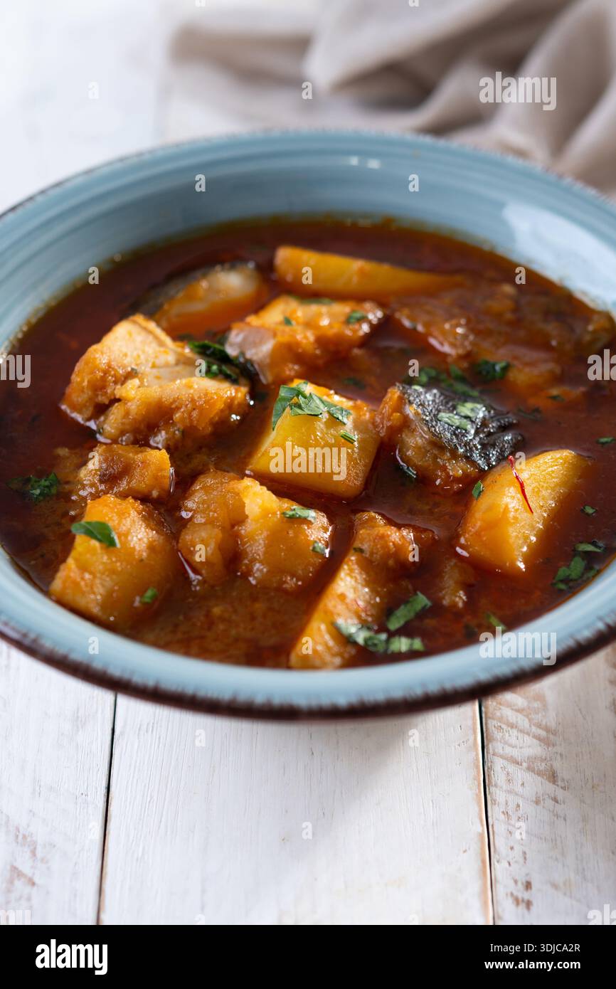 Kabeljau mit Kartoffeln. Traditionelles spanisches Gericht. Stockfoto
