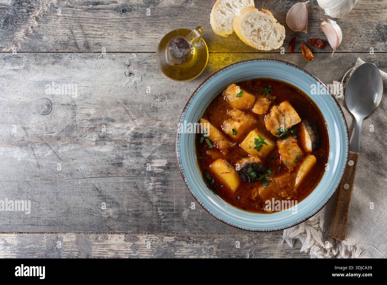 Kabeljau mit Kartoffeln. Traditionelles spanisches Gericht. Stockfoto