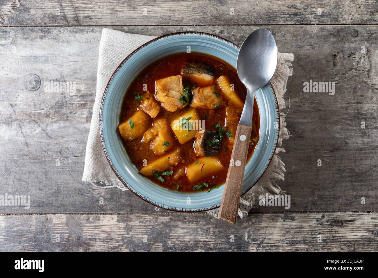 Kabeljau mit Kartoffeln. Traditionelles spanisches Gericht. Stockfoto