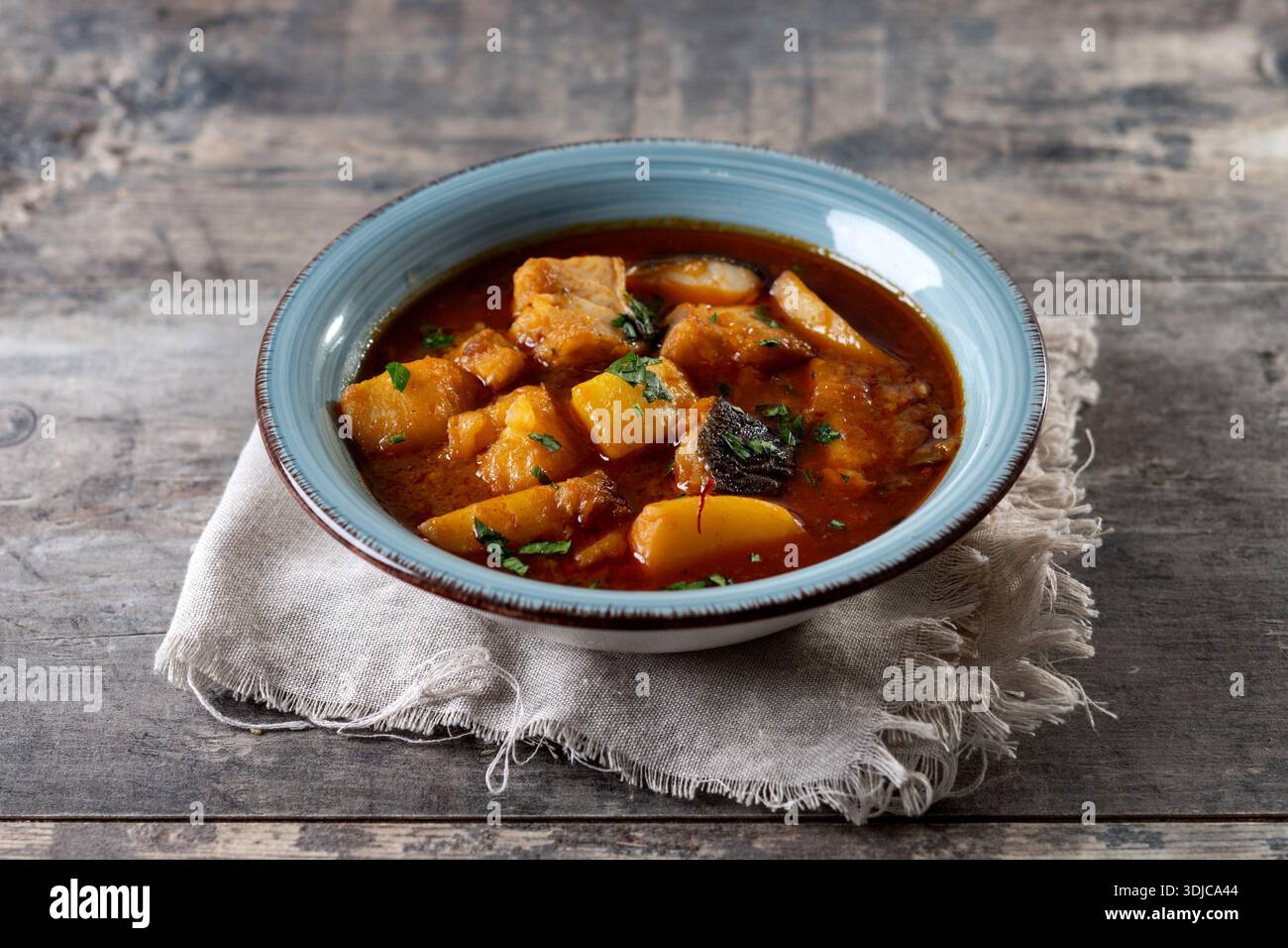 Kabeljau mit Kartoffeln. Traditionelles spanisches Gericht. Stockfoto