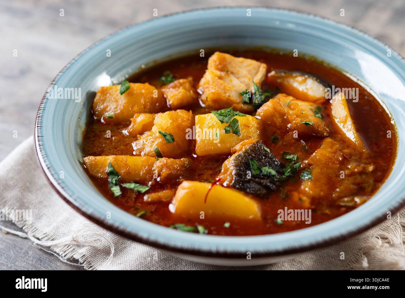 Kabeljau mit Kartoffeln. Traditionelles spanisches Gericht. Stockfoto
