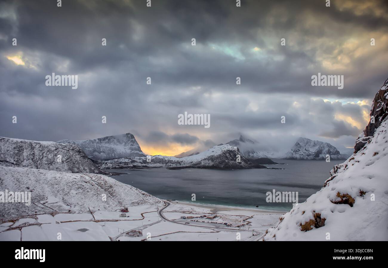 Blick auf die Küstenlandschaft von Haukland, Lofoten, Lofoten und Vesteral Inseln, Nordland, Norwegen Stockfoto