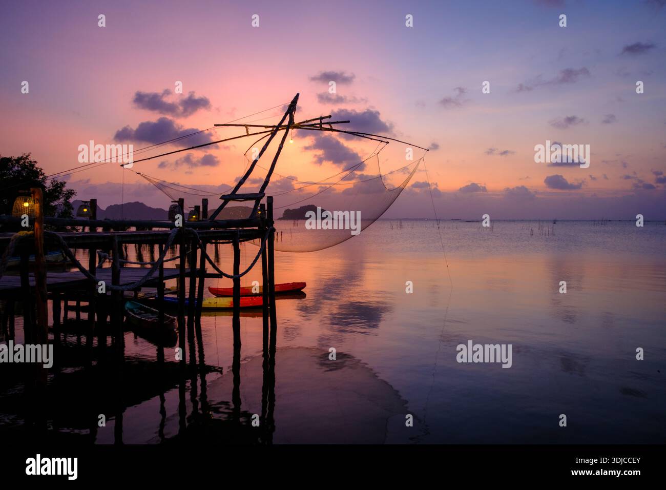 Silhouette traditioneller Fischernetze auf einer Plattform bei Sonnenuntergang, Ko Mat, Songkhla Lake, Phatthalung, Thailand Stockfoto