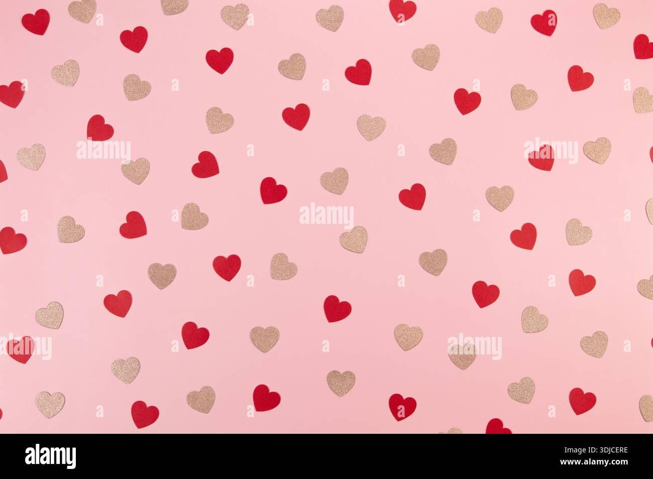 Blick von oben auf rote und rosa Glitzerherzen auf weißem Hintergrund. Valentinstag, rosafarbene Glitzerherzen, rote Herzen, Liebestapete. Flache Ladefläche, Kopierraum. Stockfoto