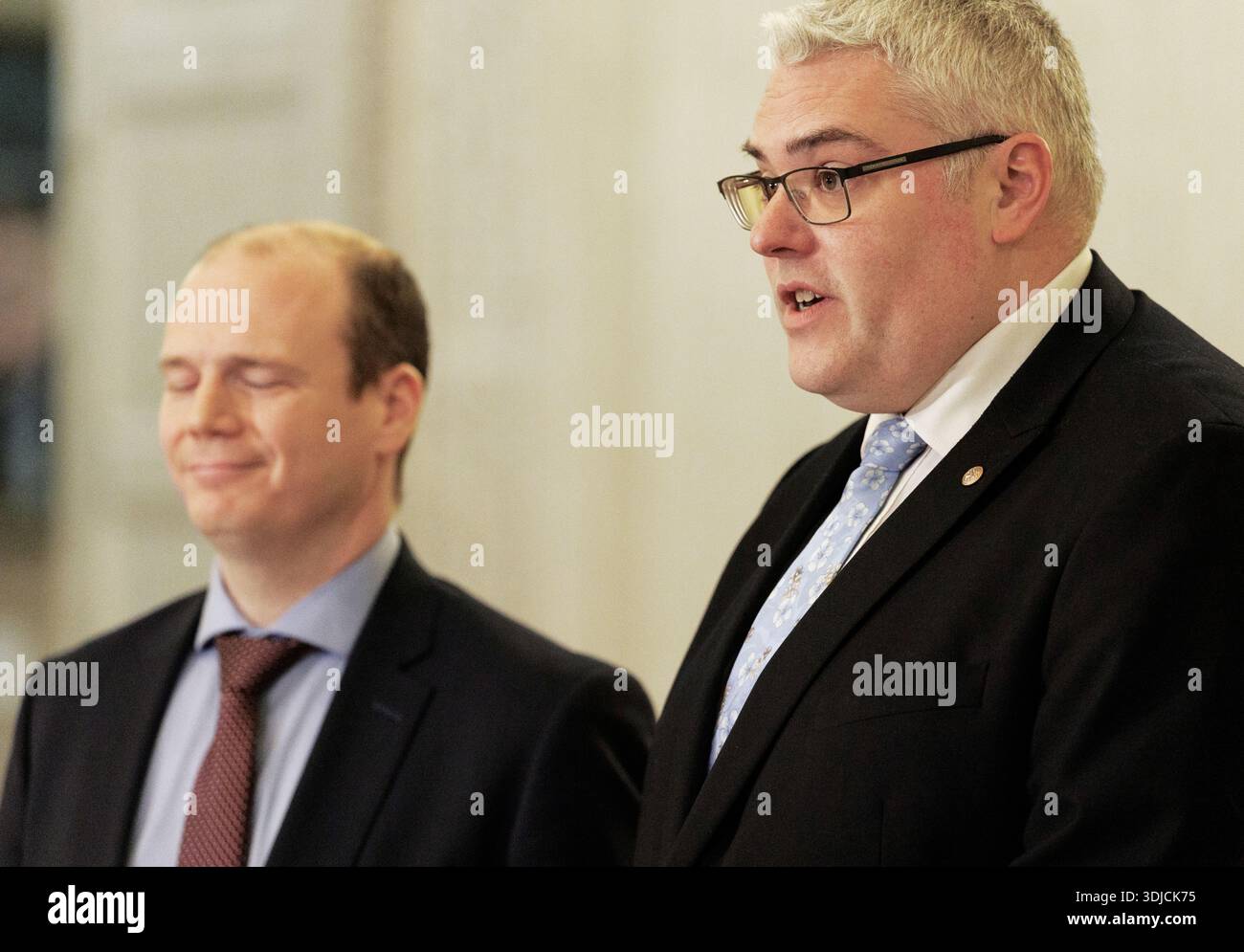 DUP-Chef Gavin Robinson, Abgeordneter (rechts), mit Gemeindeminister Gordon Lyons, MLA, im Gespräch mit den Medien in der Großen Halle der Parlamentsgebäude in Stormont. Bilddatum: Montag, 26. Januar 2026. Stockfoto